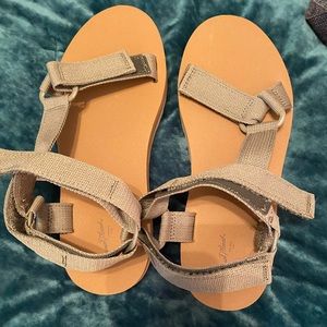 Women's Holden Platform Sport Sandals
Universal Thread™ - Light Khaki Green